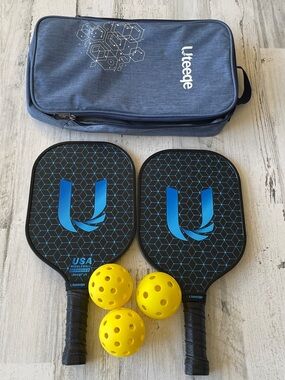 Uteeqe Blue Pickleball Paddle Set with 3 Yellow Balls & Carry Case Used Once